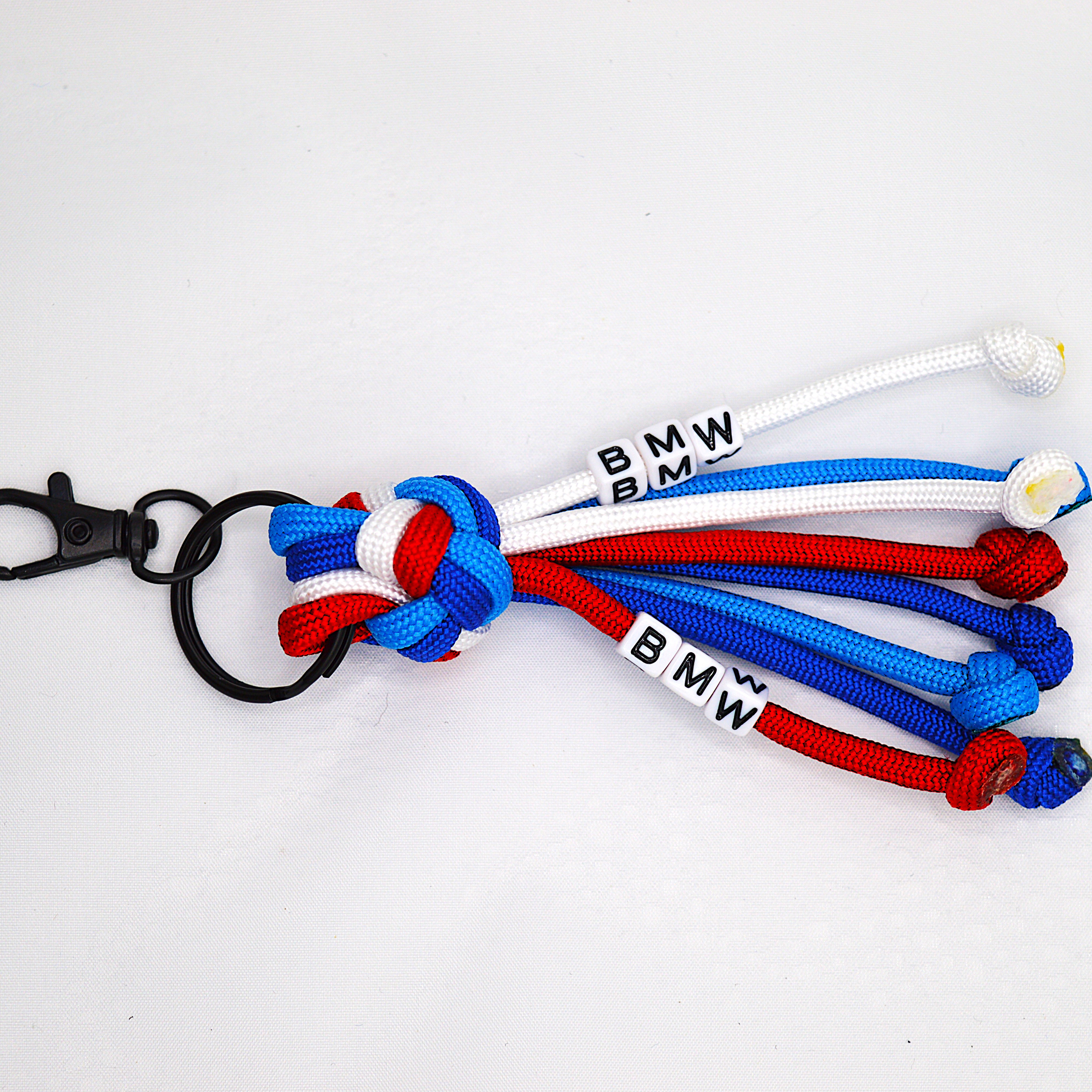 Handgemachter Paracord Schlüsselanhänger mit Namen und Karabiner