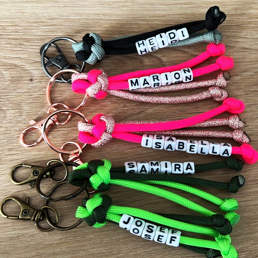 verschiedene Paracord Schlüsselanhänger mit Karabiner