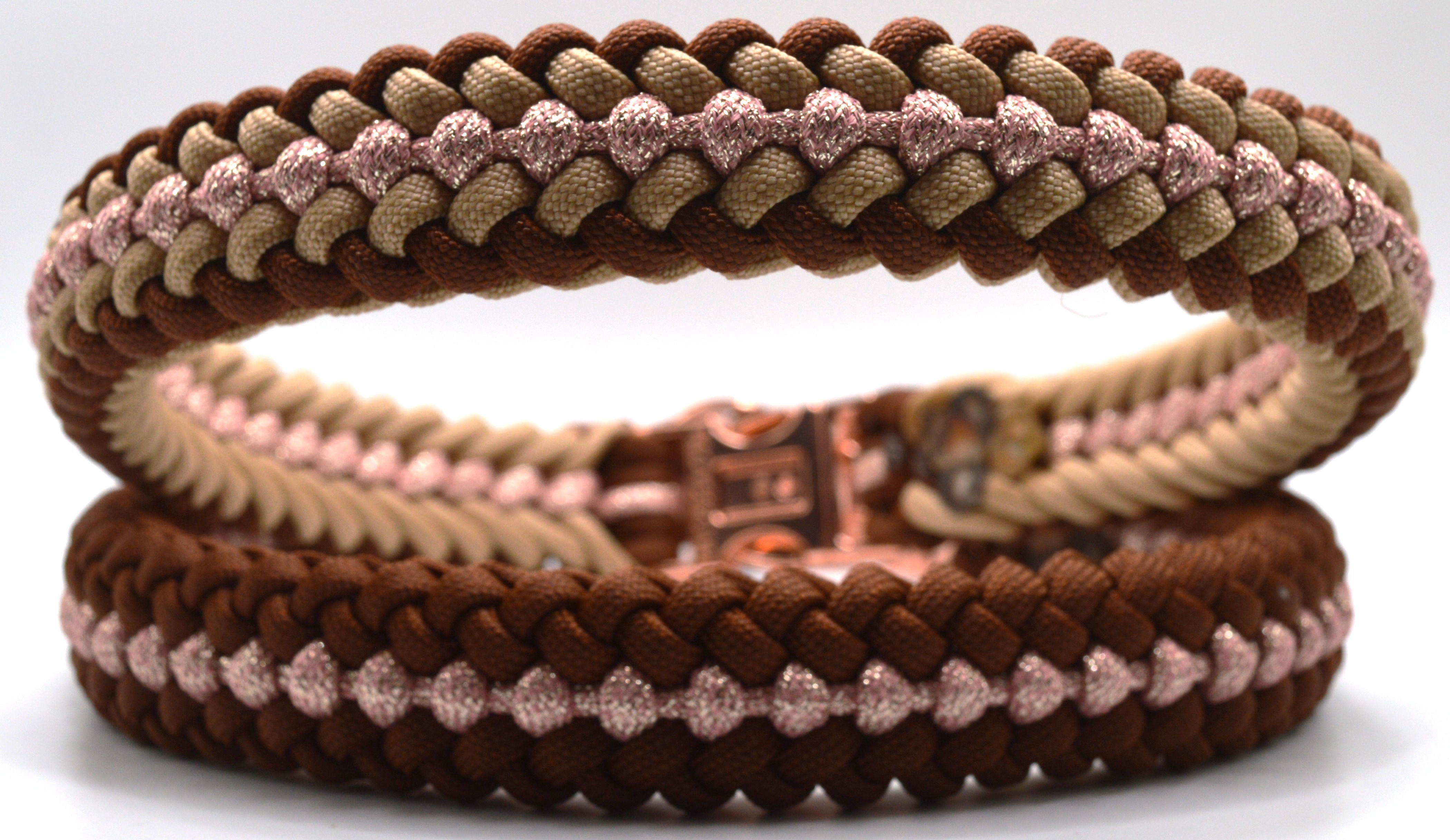 Handgemachte Paracord Hundehalsbänder in verschiedenen Designs