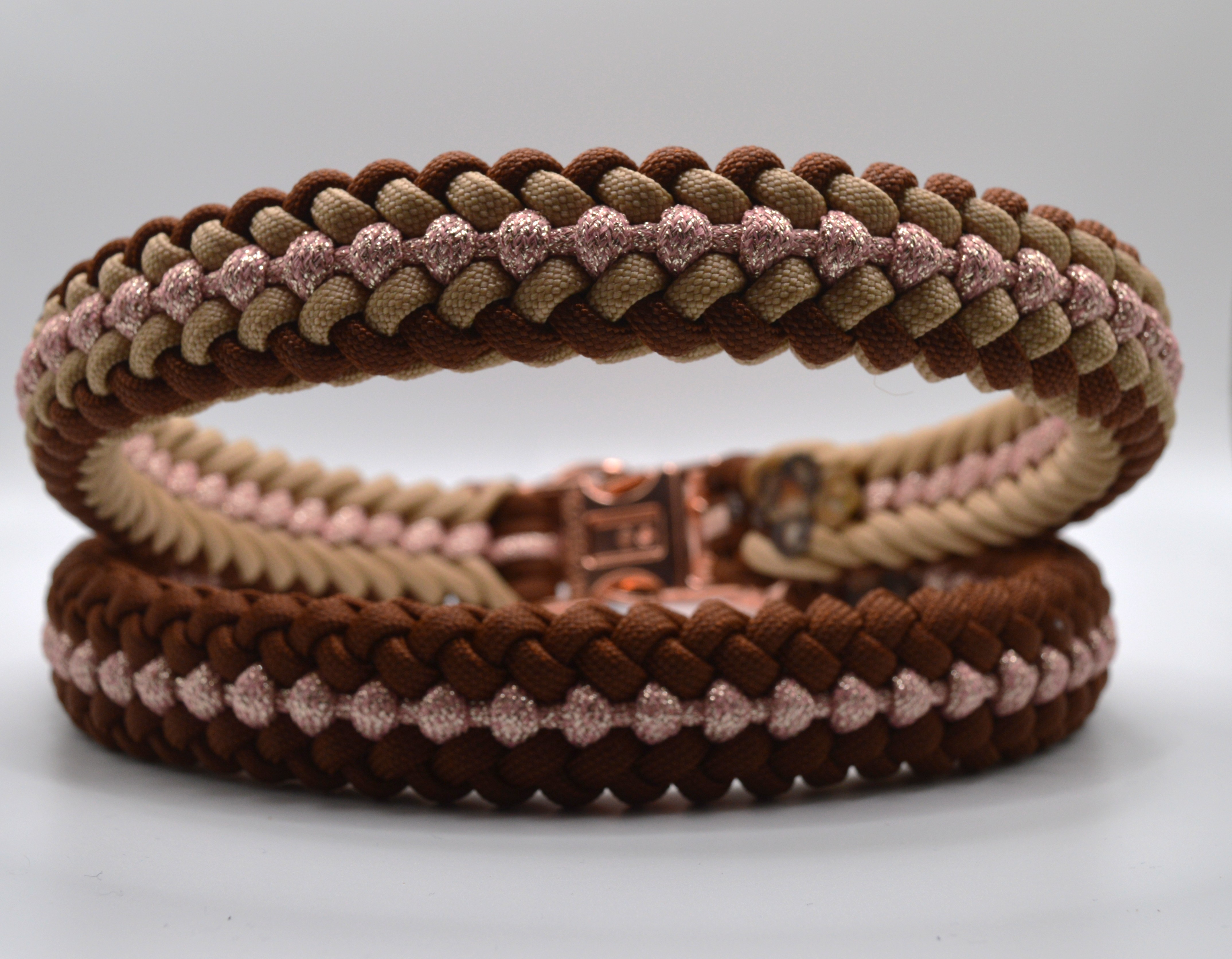 Handgemachtes Paracord Hundehalsband Sanctified Covenant Braun und Rosa